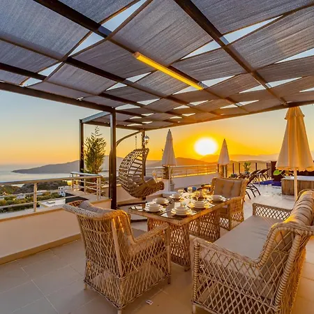 havuz ve çocuk için de jakuzi olanağı sunan deniz manzaralı rahat villa * Kaş