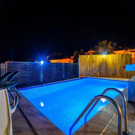 havuz ve çocuk için de jakuzi olanağı sunan deniz manzaralı rahat villa Villa *