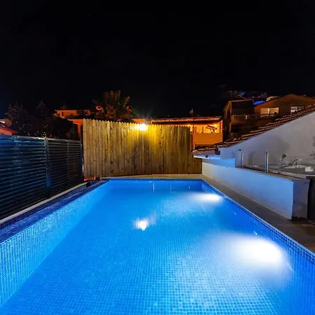 havuz ve çocuk için de jakuzi olanağı sunan deniz manzaralı rahat villa
