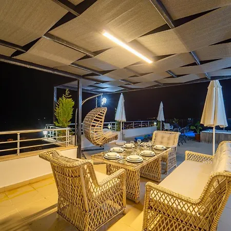 havuz ve çocuk için de jakuzi olanağı sunan deniz manzaralı rahat villa Kaş
