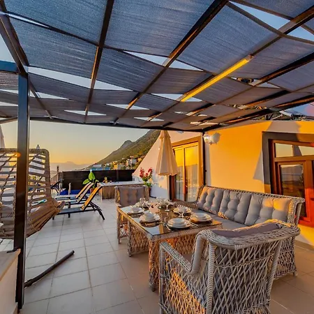 havuz ve çocuk için de jakuzi olanağı sunan deniz manzaralı rahat villa Villa Kaş