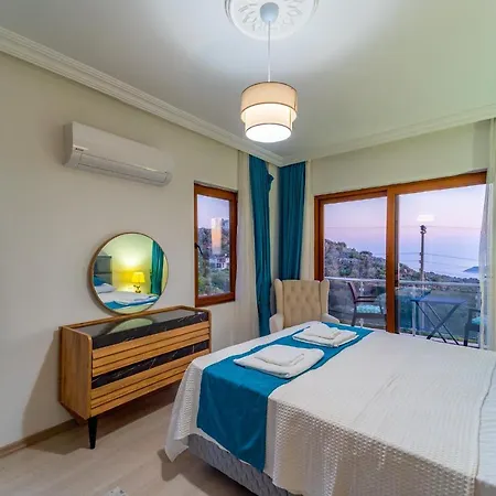 havuz ve çocuk için de jakuzi olanağı sunan deniz manzaralı rahat villa * Kaş