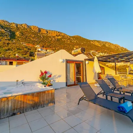 havuz ve çocuk için de jakuzi olanağı sunan deniz manzaralı rahat villa Villa *