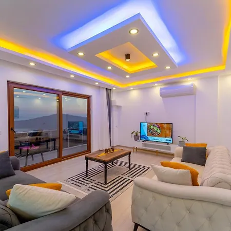 havuz ve çocuk için de jakuzi olanağı sunan deniz manzaralı rahat villa Kaş