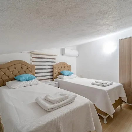 havuz ve çocuk için de jakuzi olanağı sunan deniz manzaralı rahat villa Villa *