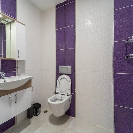 Villa havuz ve çocuk için de jakuzi olanağı sunan deniz manzaralı rahat villa *