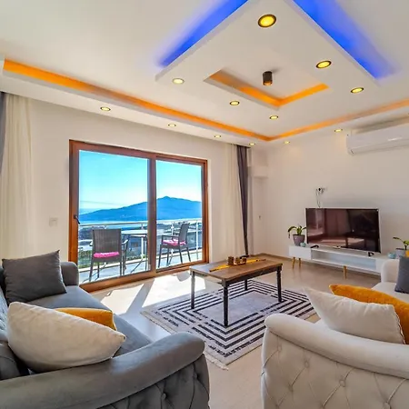 havuz ve çocuk için de jakuzi olanağı sunan deniz manzaralı rahat villa