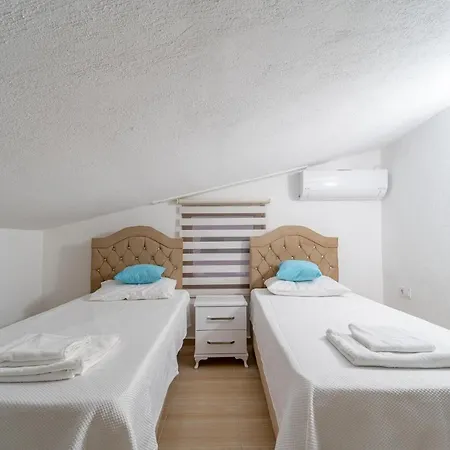 havuz ve çocuk için de jakuzi olanağı sunan deniz manzaralı rahat villa Kaş