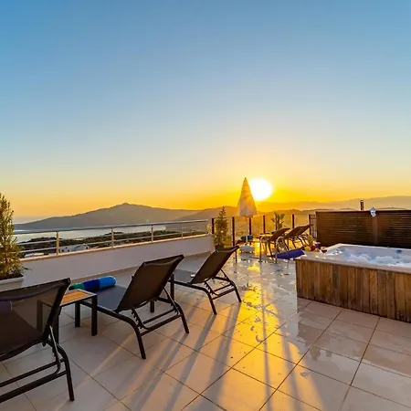 Villa havuz ve çocuk için de jakuzi olanağı sunan deniz manzaralı rahat villa