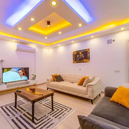 Villa havuz ve çocuk için de jakuzi olanağı sunan deniz manzaralı rahat villa Kaş