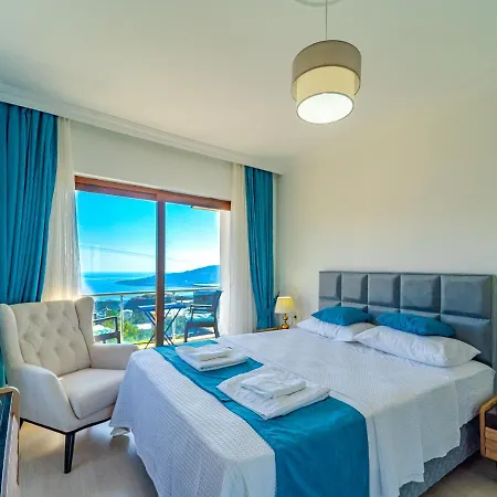havuz ve çocuk için de jakuzi olanağı sunan deniz manzaralı rahat villa Kaş