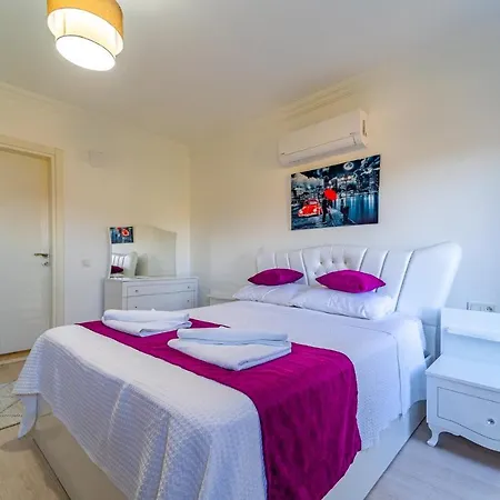havuz ve çocuk için de jakuzi olanağı sunan deniz manzaralı rahat villa * Kaş